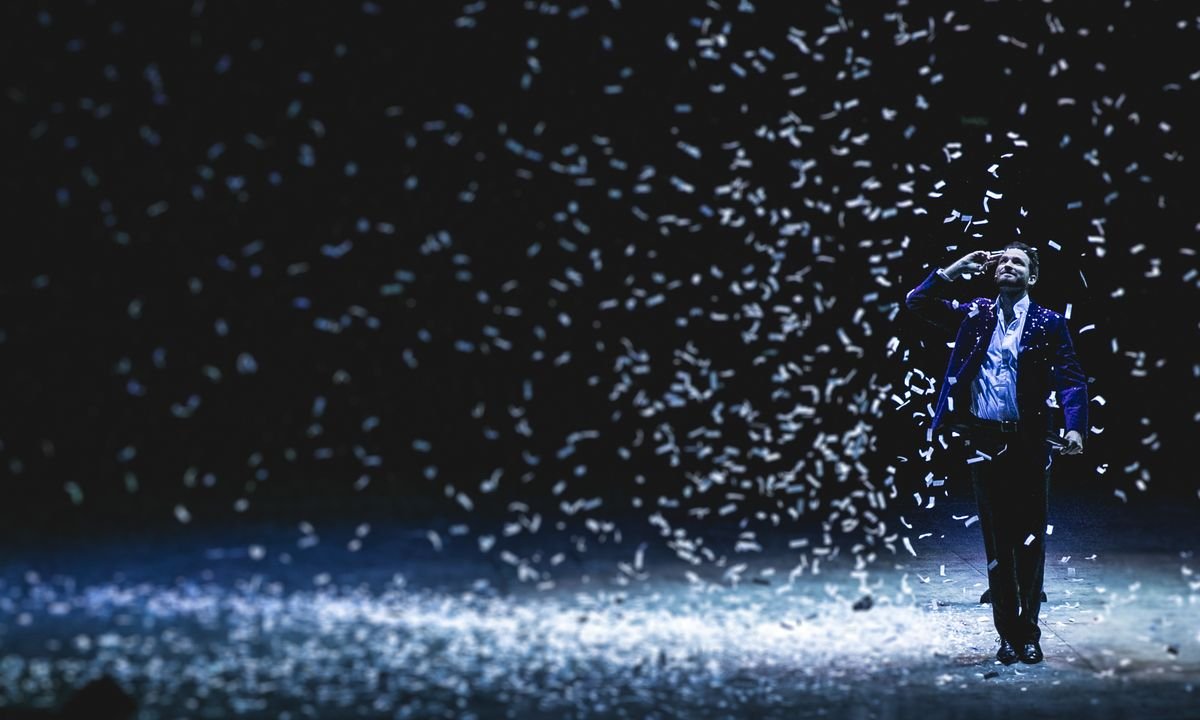 Fernando Mier bajo una lluvia de confeti al cierre del show
