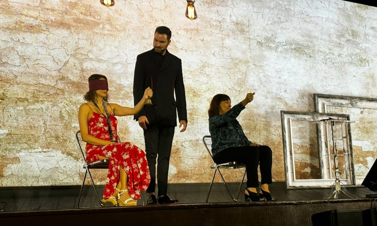 Rutina de mentalismo de Fernando Mier con dos voluntarias en el escenario