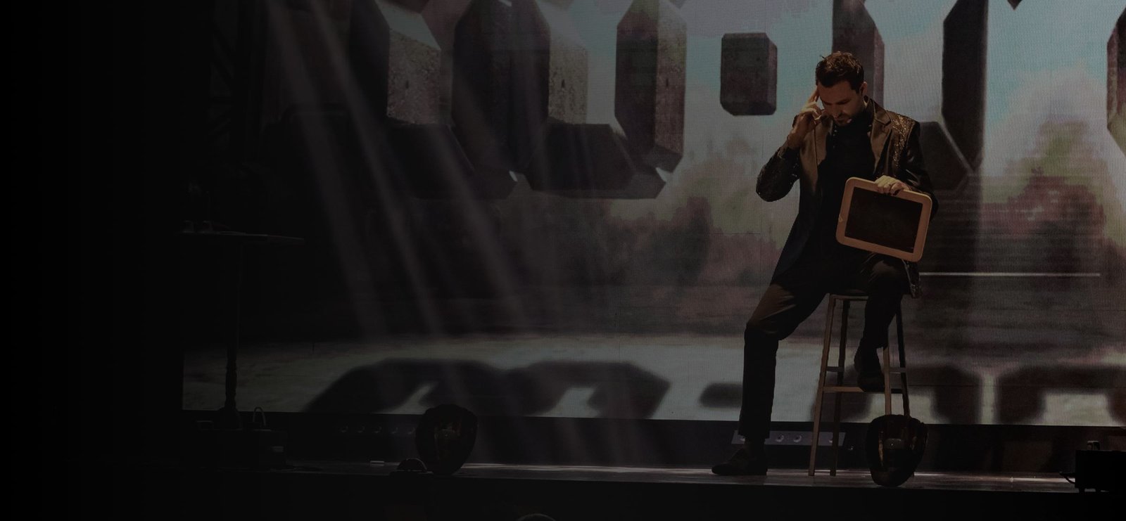 Fernando Mier durante una presentación de mentalismo en un evento corporativo
