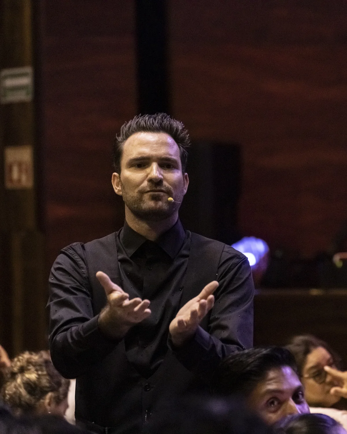 Fernando Mier durante una presentación