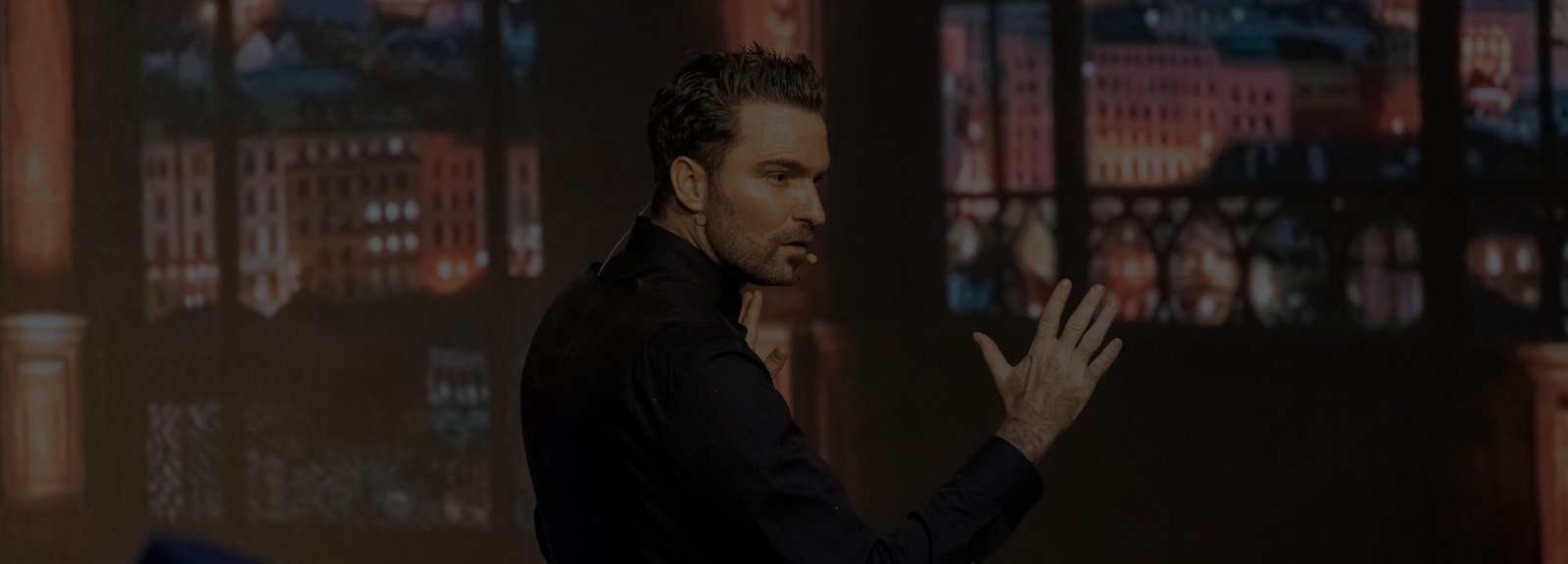 Fernando Mier durante una presentación en escena
