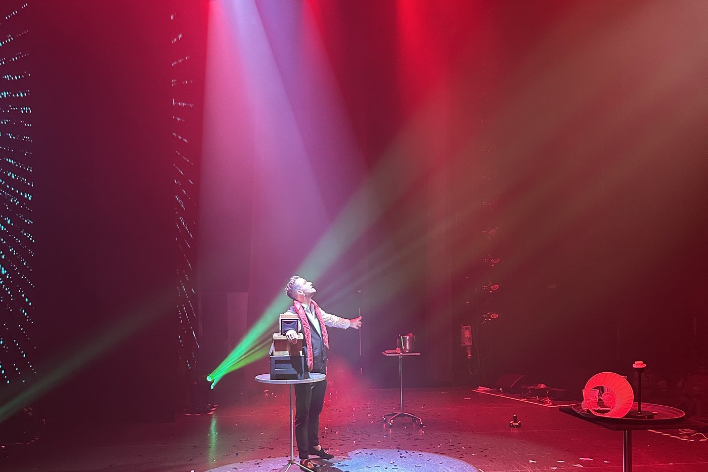 Fernando Mier solo en un gran escenario, entre haces de luz roja y con confeti en el suelo