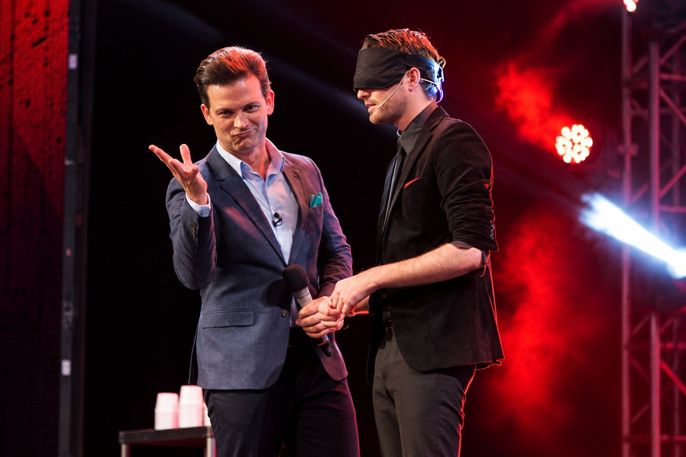 Fernando Mier, con los ojos vendados, sujeta la mano del presentador durante un programa en vivo